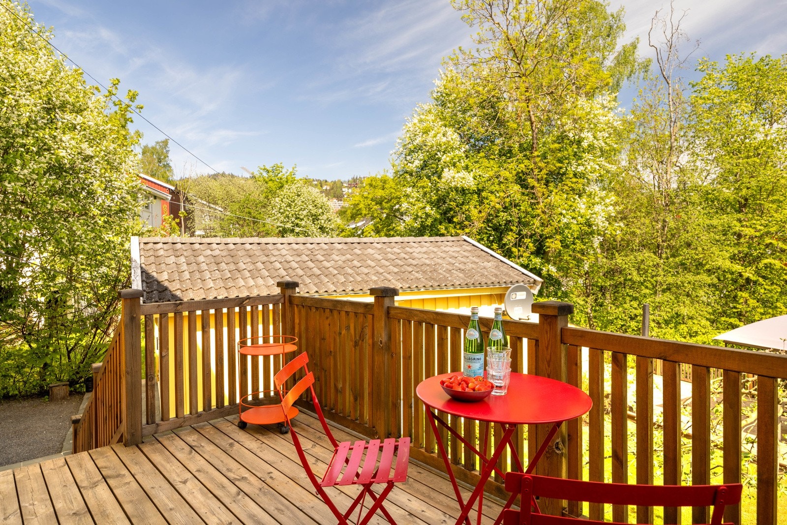 Det er trapp ned til hagen bak huset som gjør det enkelt å lage mat som skal serveres ute på en sommerkveld. Galleribilde