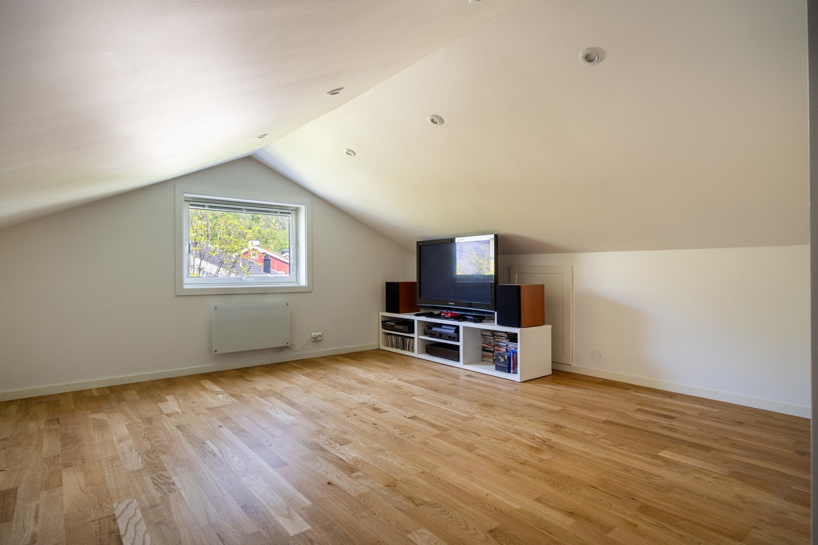 Benyttet som TV/spill- og lekestue, samt oppbevaring i skap langs veggene. Tegninger fra Oslo kommune viser at rommet er godkjent som kaldloft. Galleribilde