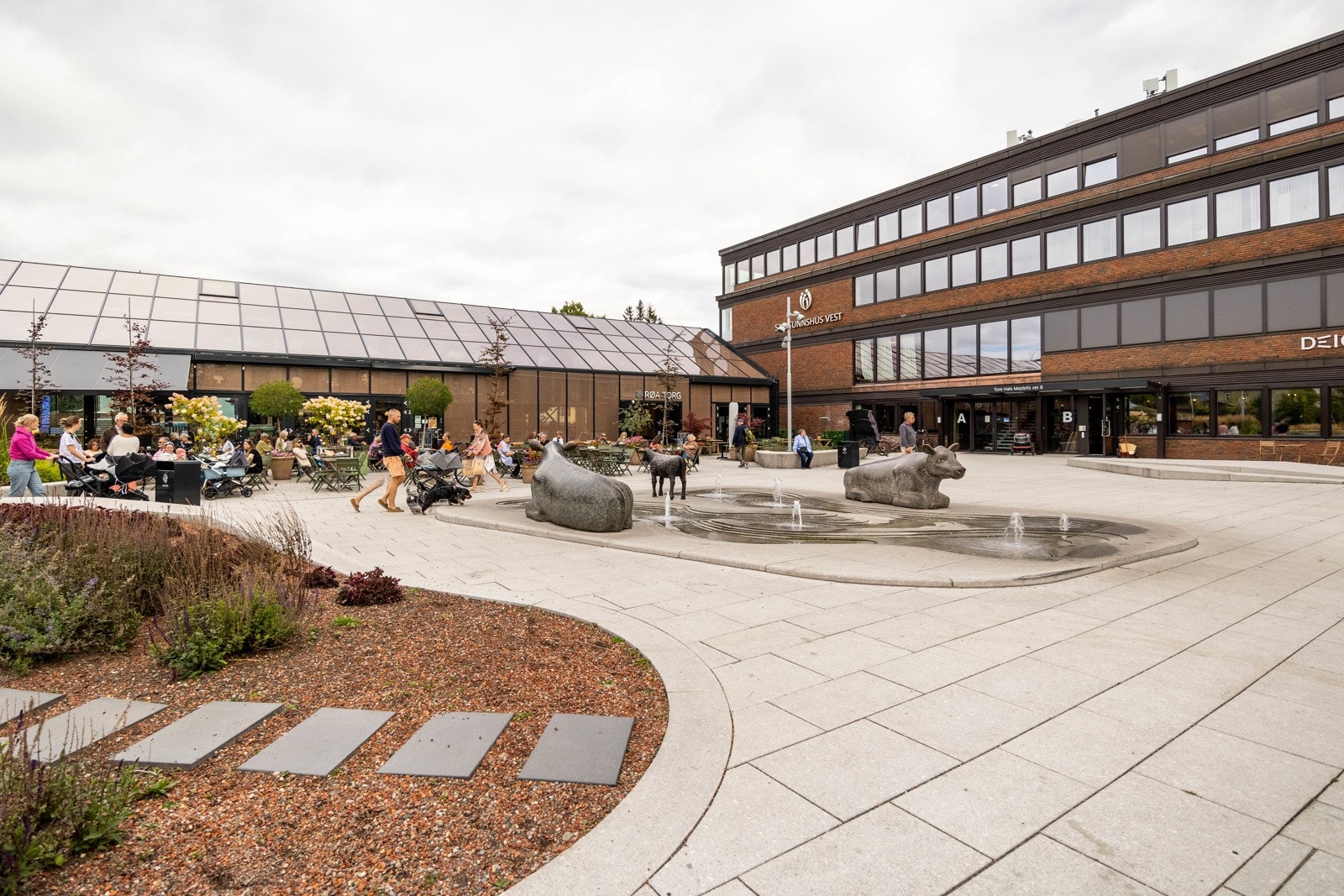 to t-banestopp nordvestover kommer du til Røa med Røa Torg og det meste av servicetilbud. Galleribilde