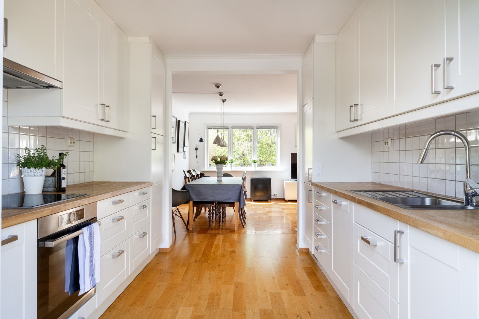 Romslig kjøkken i tilknytning til spisestue. Galleribilde