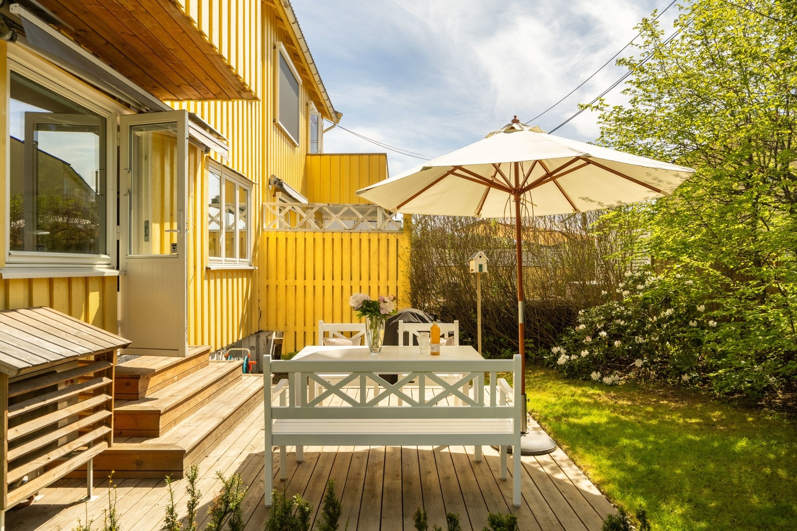 Hage og markterrasse på fremsiden. Galleribilde