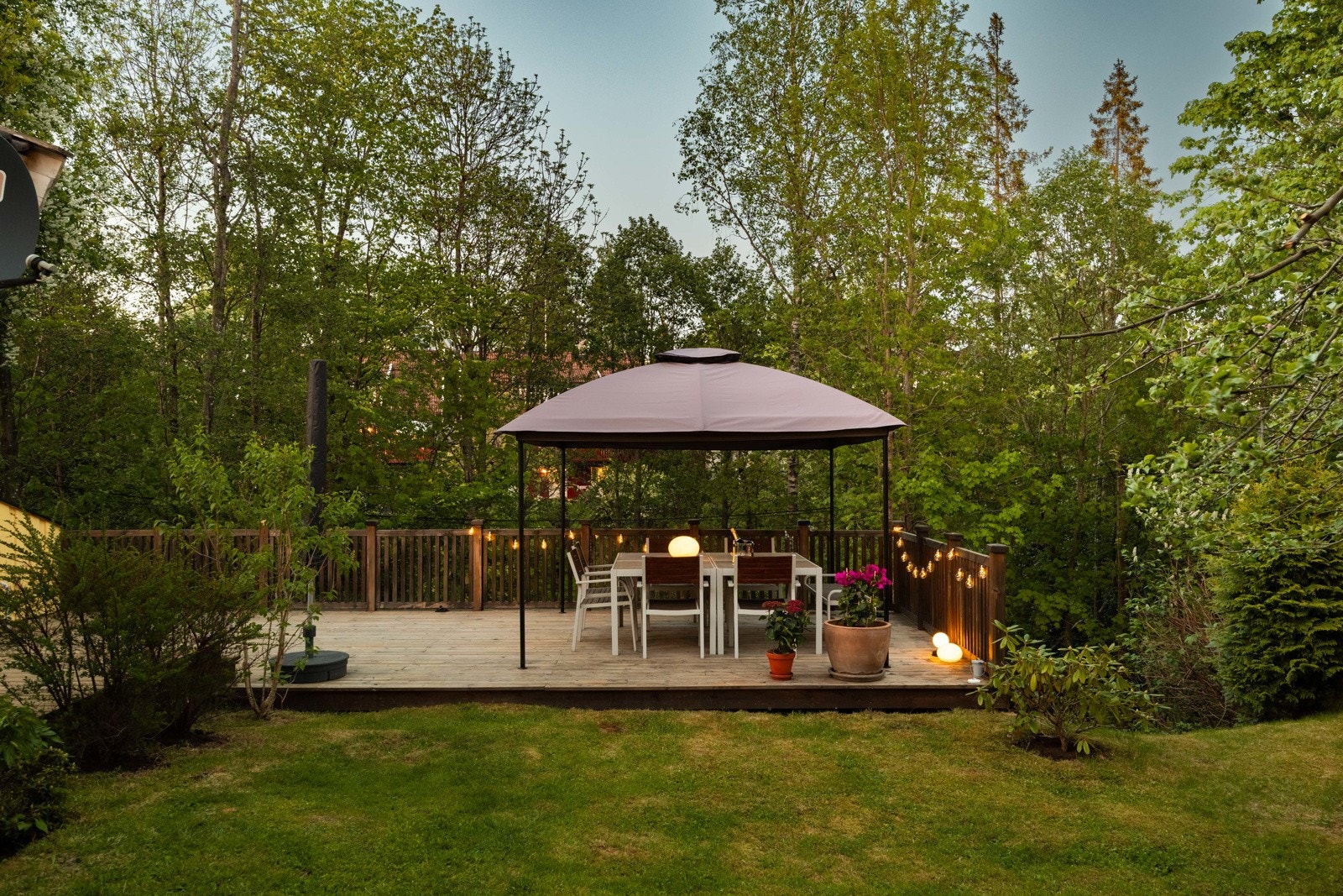 Boligen har en nydelig beliggenhet på Holmen med stor usjenert hage og terrasse bak huset. Galleribilde