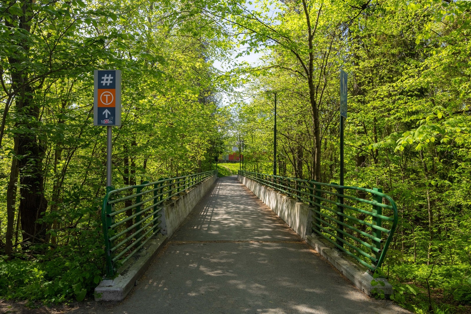 Over broen i enden av Holmengrenda finner du t-banen. Galleribilde
