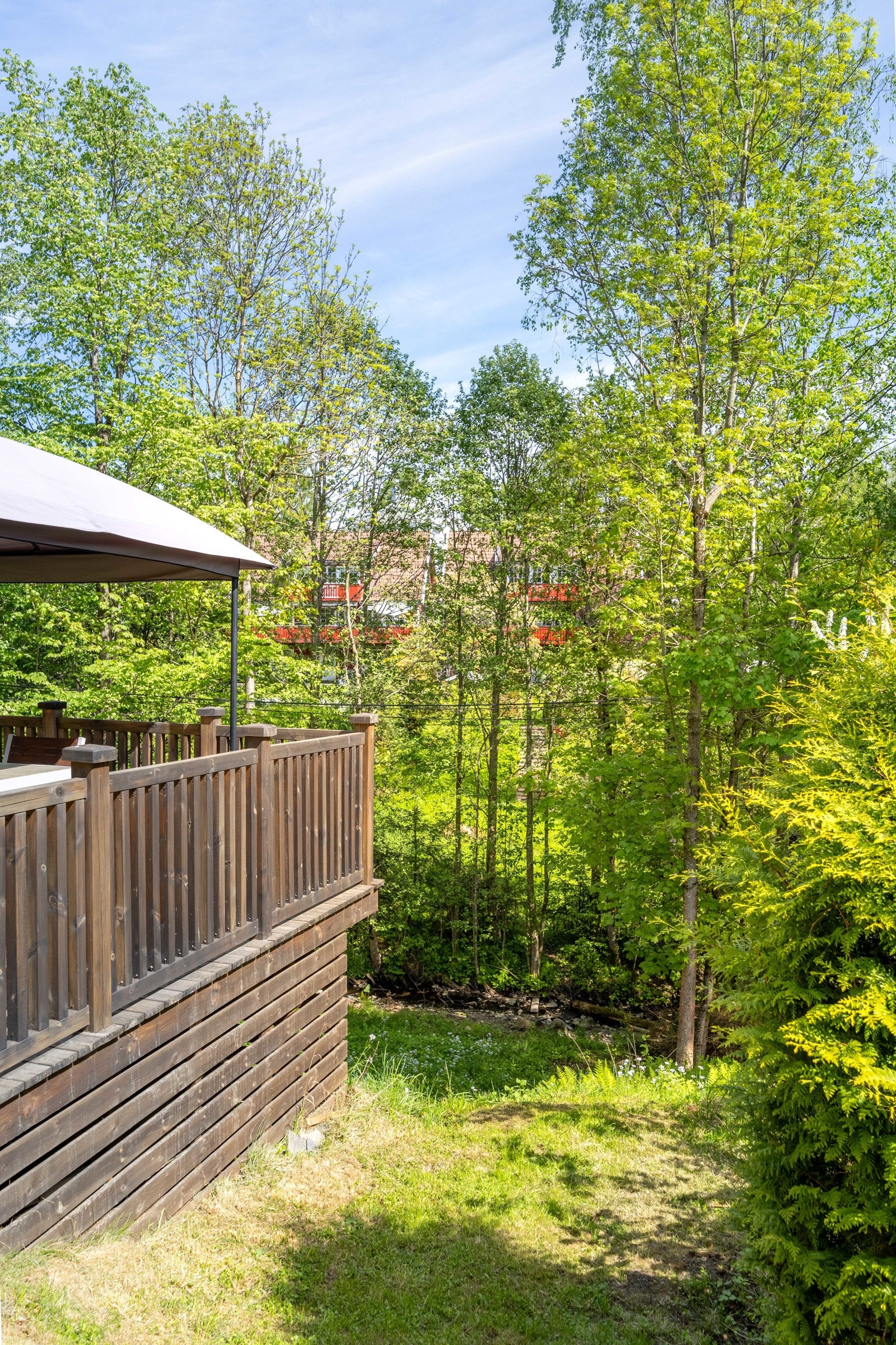 Tomten går helt ned til bekken. Galleribilde