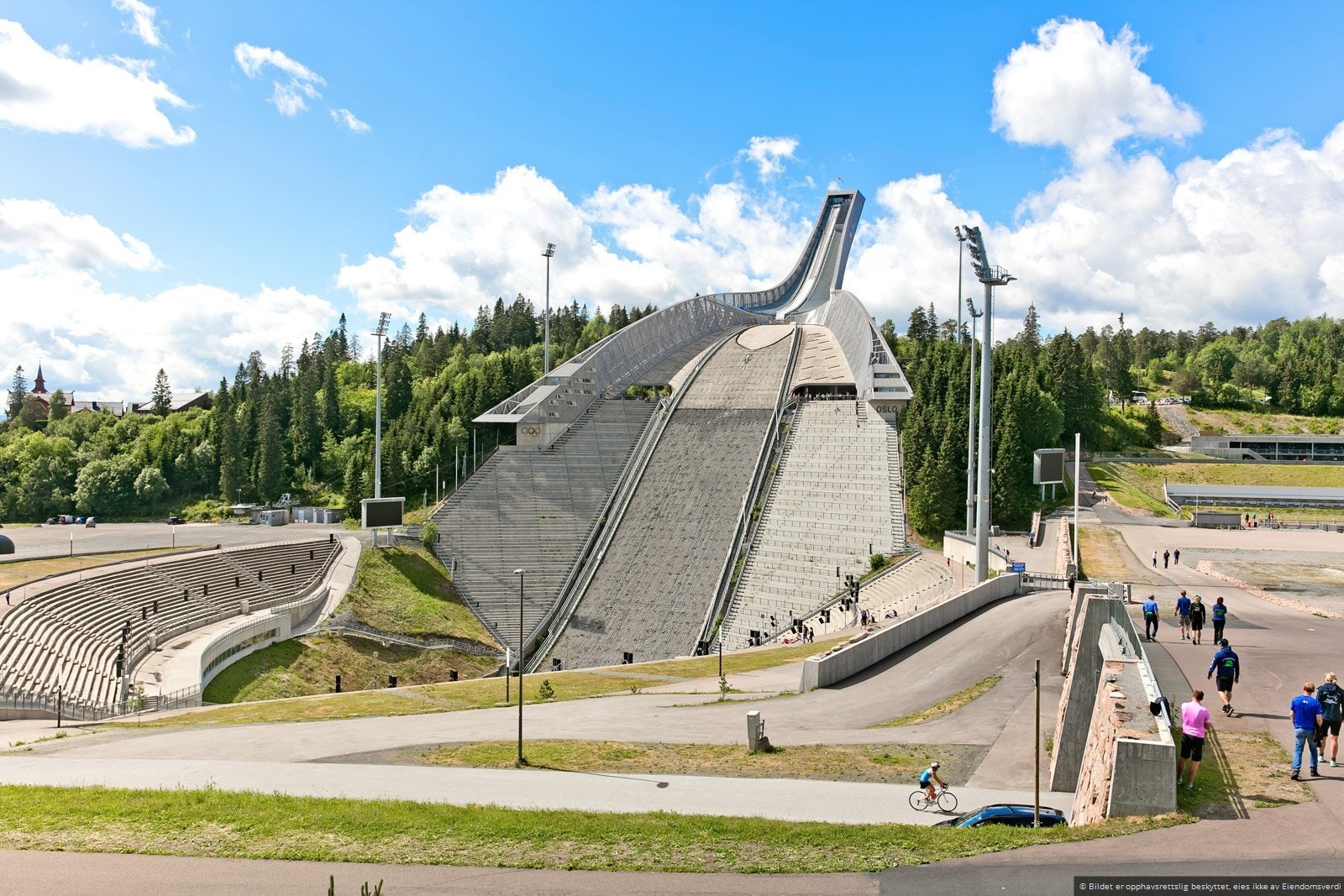 Holmenkollen er en kort kjøretur unna med flere sommer- og vinteraktiviteter, samt kjente arrangementer som 3- og 5-mila. Galleribilde
