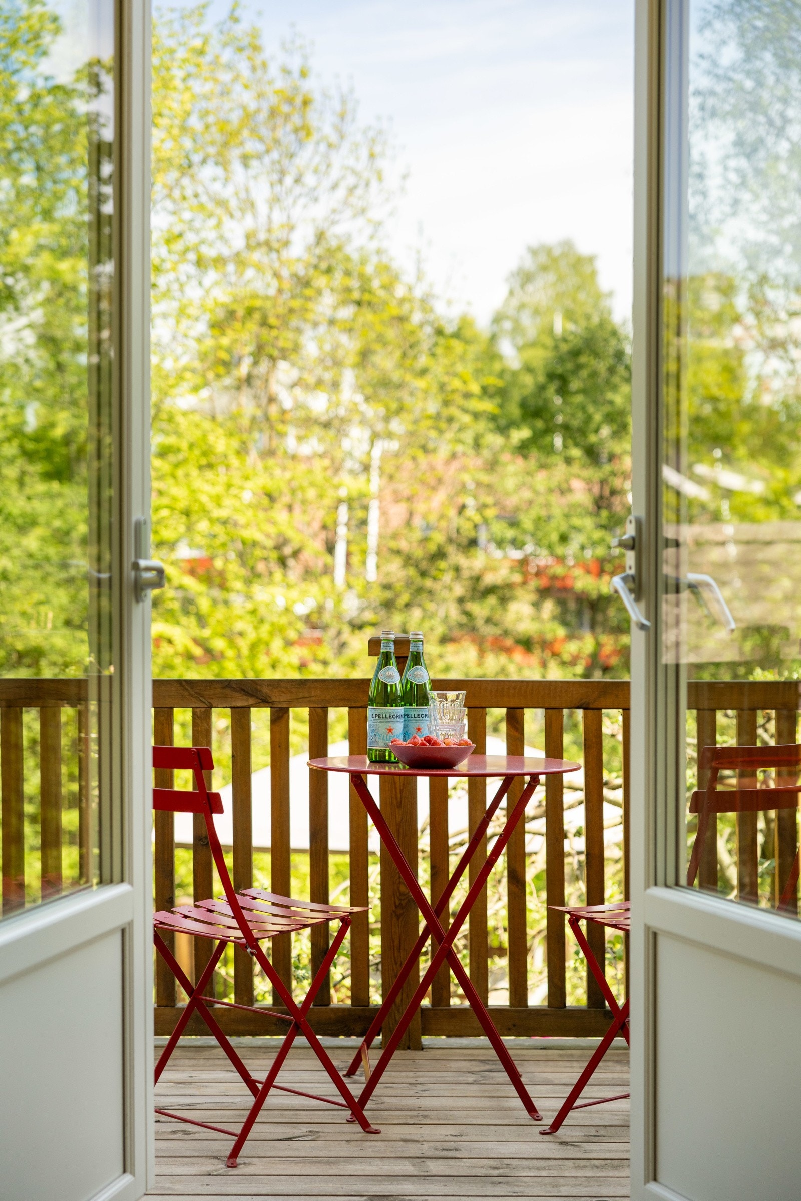 Fra kjøkken er det utgang til en koselig balkong med trapp ned til hagen. Galleribilde