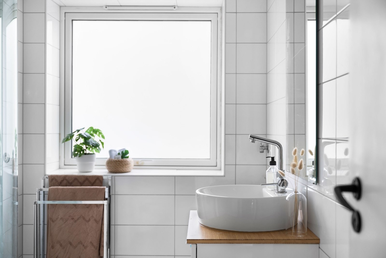 Badet fremstår som moderne og er praktisk i sin utforming! Galleribilde