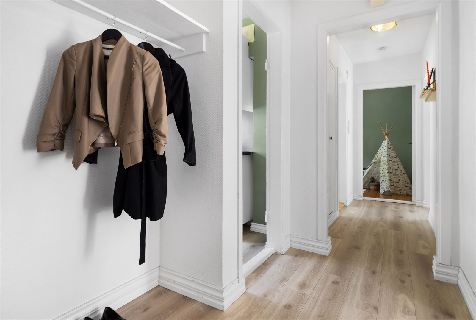 Eiendommen går over et plan | Adkomst fra bygget sin 2.etasje Galleribilde