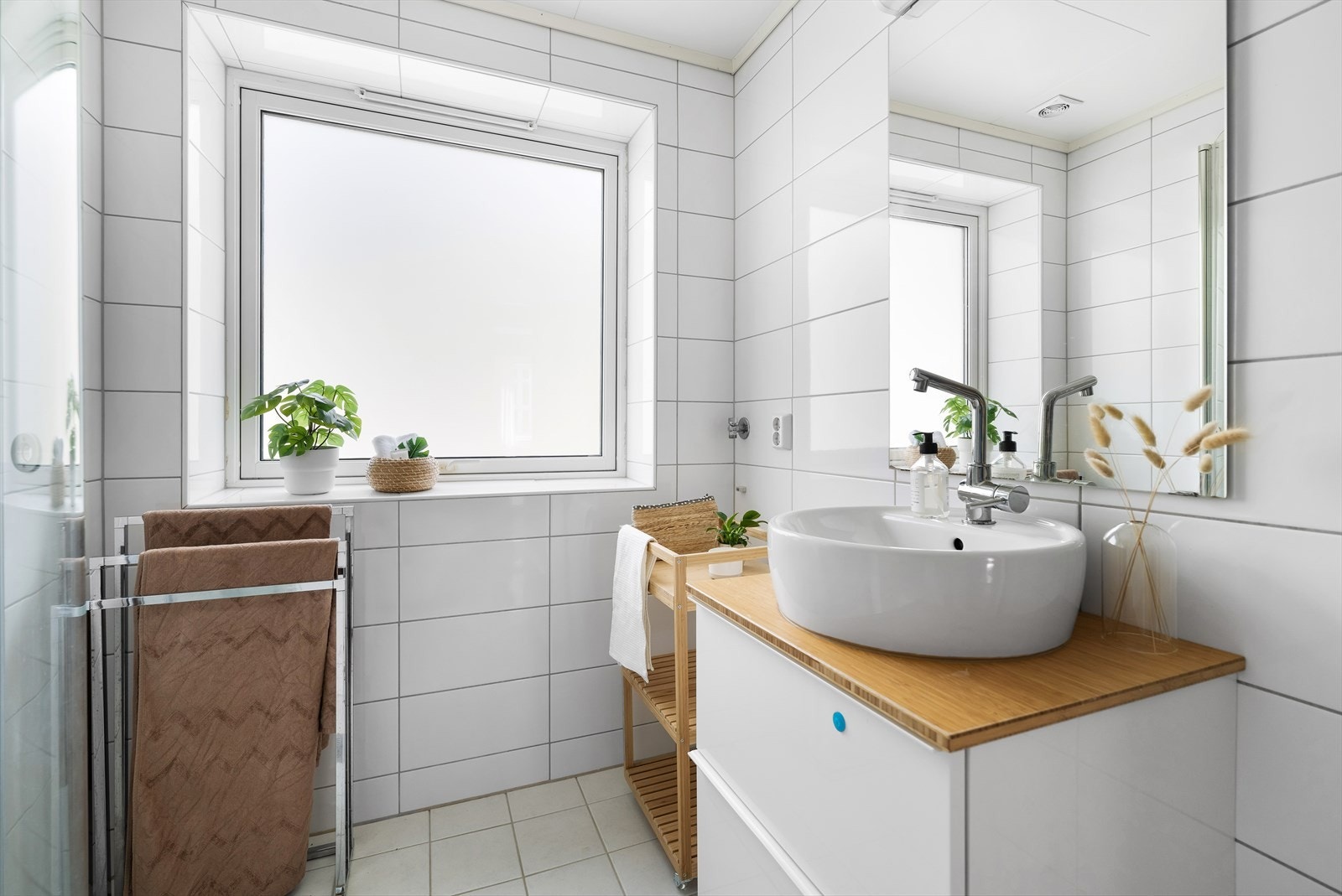 Badet ble i 2016 pusset opp i regi av borettslaget | Fliser på gulv og vegger | Opplegg for vaskemaskin Galleribilde