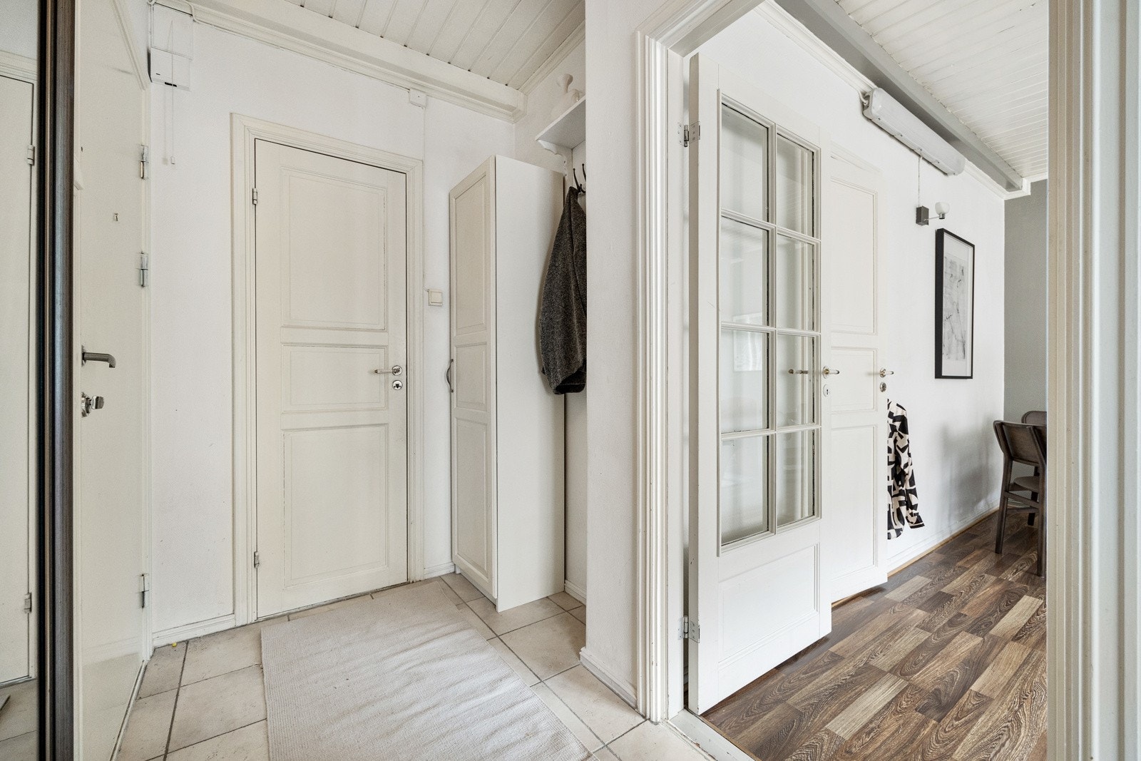 Velkommen inn! Inngangspartiet gir deg gode muligheter til å sette fra deg yttertøy og sko. Galleribilde