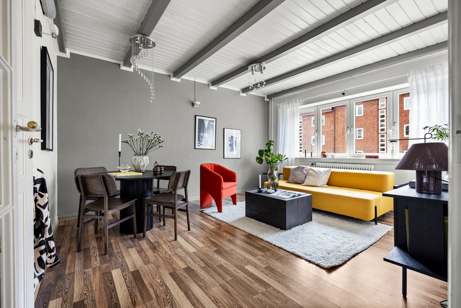 Åpen og stor stue med plass til sofagruppe, spisebord og tv-benk. Galleribilde