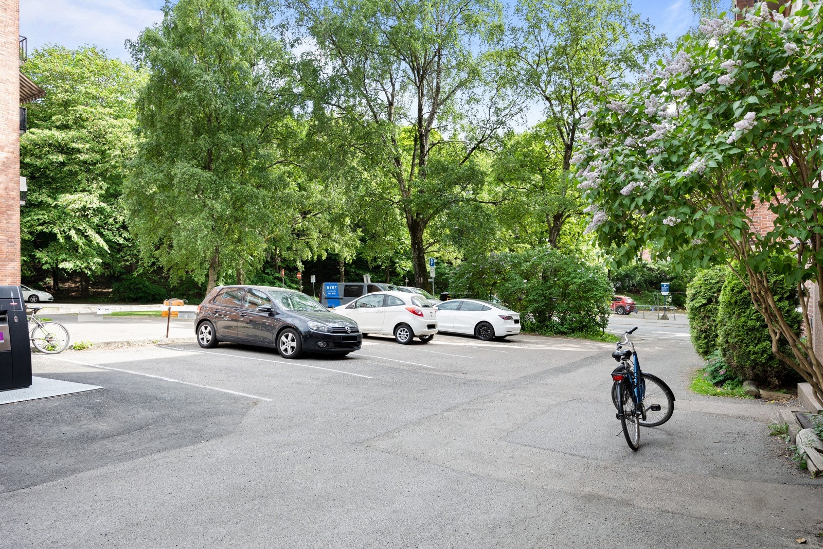 Sameiet har 18 parkeringsplasser som leies ut. Galleribilde