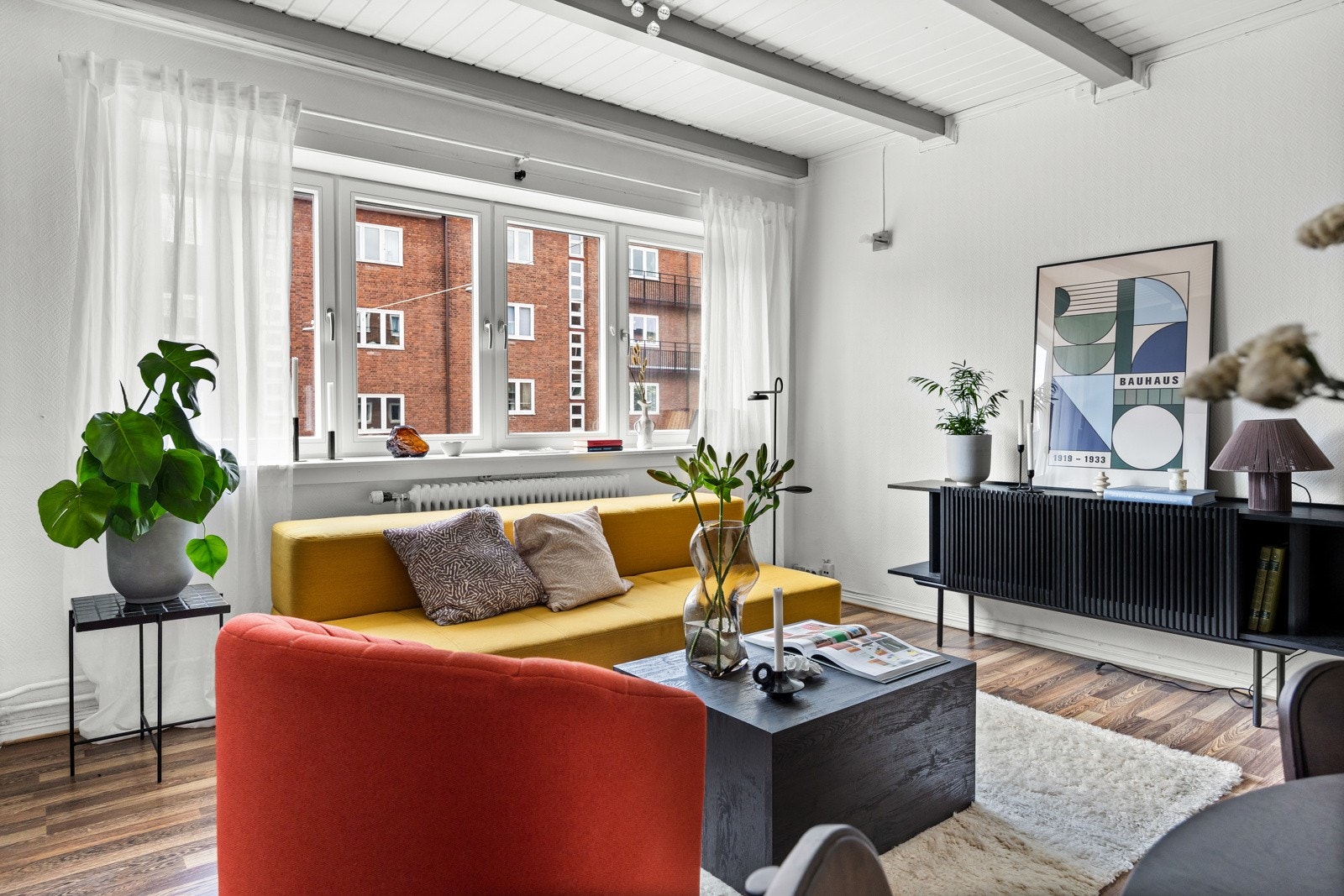 Stuen har store vindusflater og slipper inn rikelig med dagslys. Galleribilde