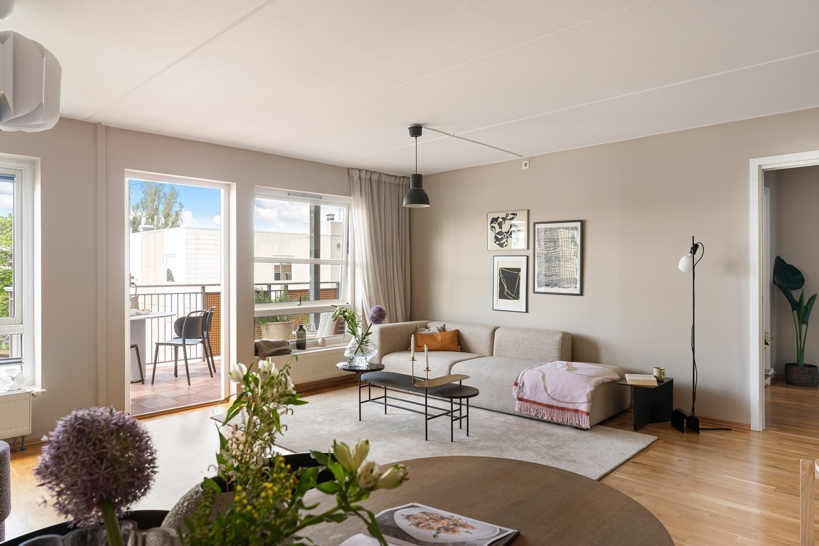 Velkommen til den innbydende stuen, hvor veggene er malt i en delikat farge i 2024. Galleribilde