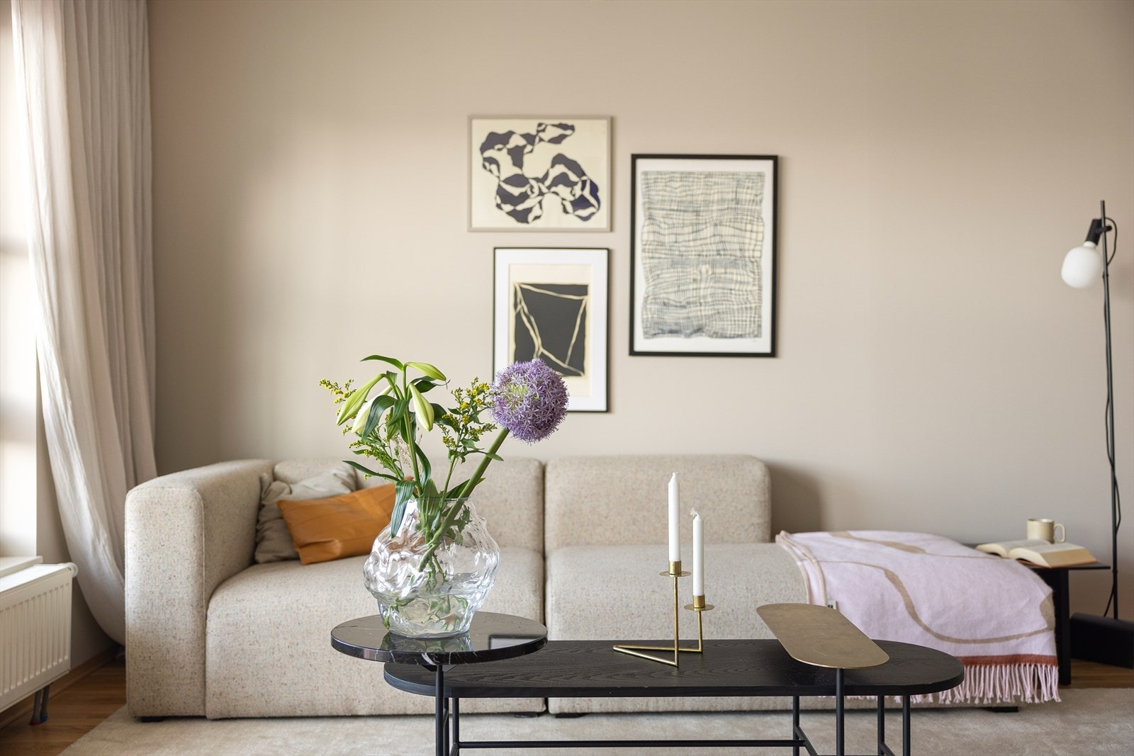 Dette er en sjelden mulighet med FANTASTISK utsikt, stor balkong med to utganger og ekstremt god planløsning med stor stue/spisestue! Galleribilde