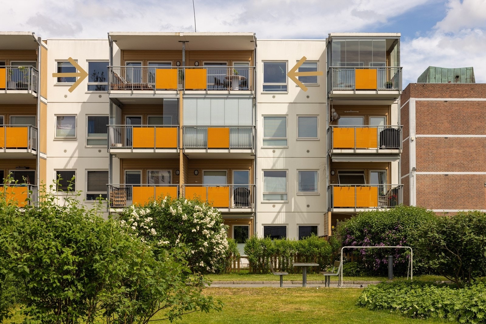 Boligen ligger på toppen av blokken med fantastisk utsikt, lite innsyn og i et idyllisk, og bilfritt boligområde. Galleribilde