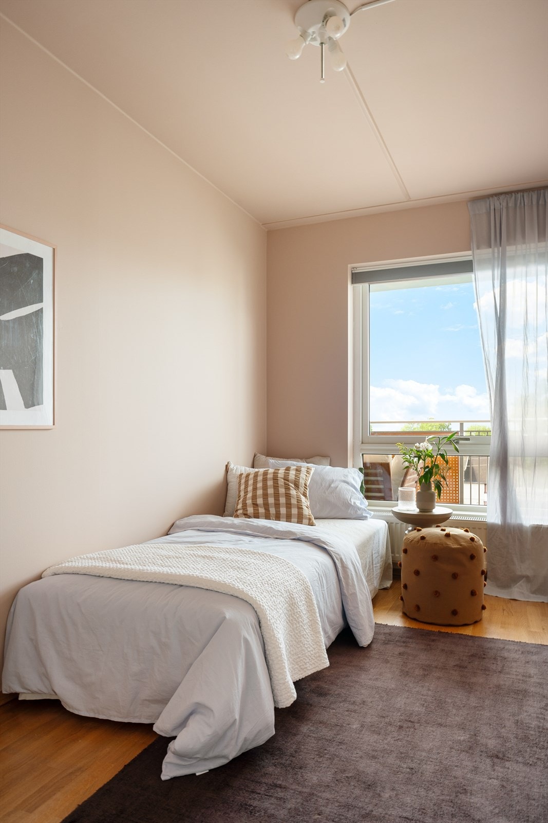 Rommet kan innredes med garderobeskap for ytterligere oppbevaring. Galleribilde