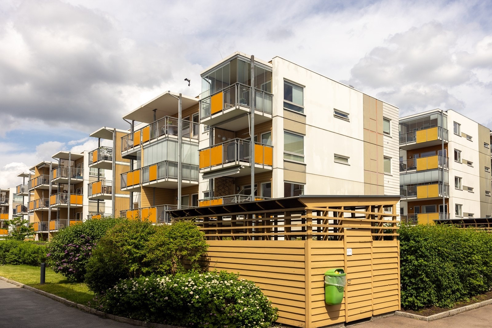 Seljeveien er et svært idyllisk boligområde med store bilfrie tun, velstelte planter, vannspeil og flere gjemte stier gjennom busker og grøntområder. Galleribilde