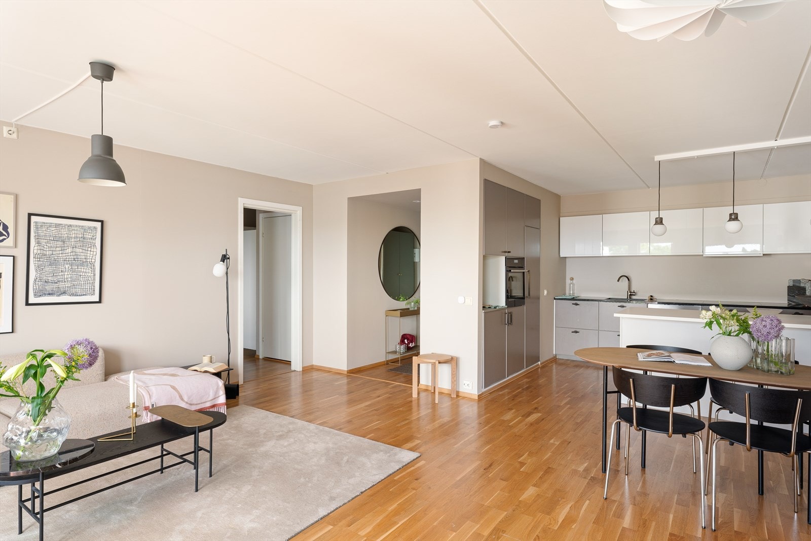 Stue og kjøkken ligger i åpen løsning, men i "L-form", noe som gjør at kjøkkenet føles "for seg selv" og som en egen sone. Galleribilde