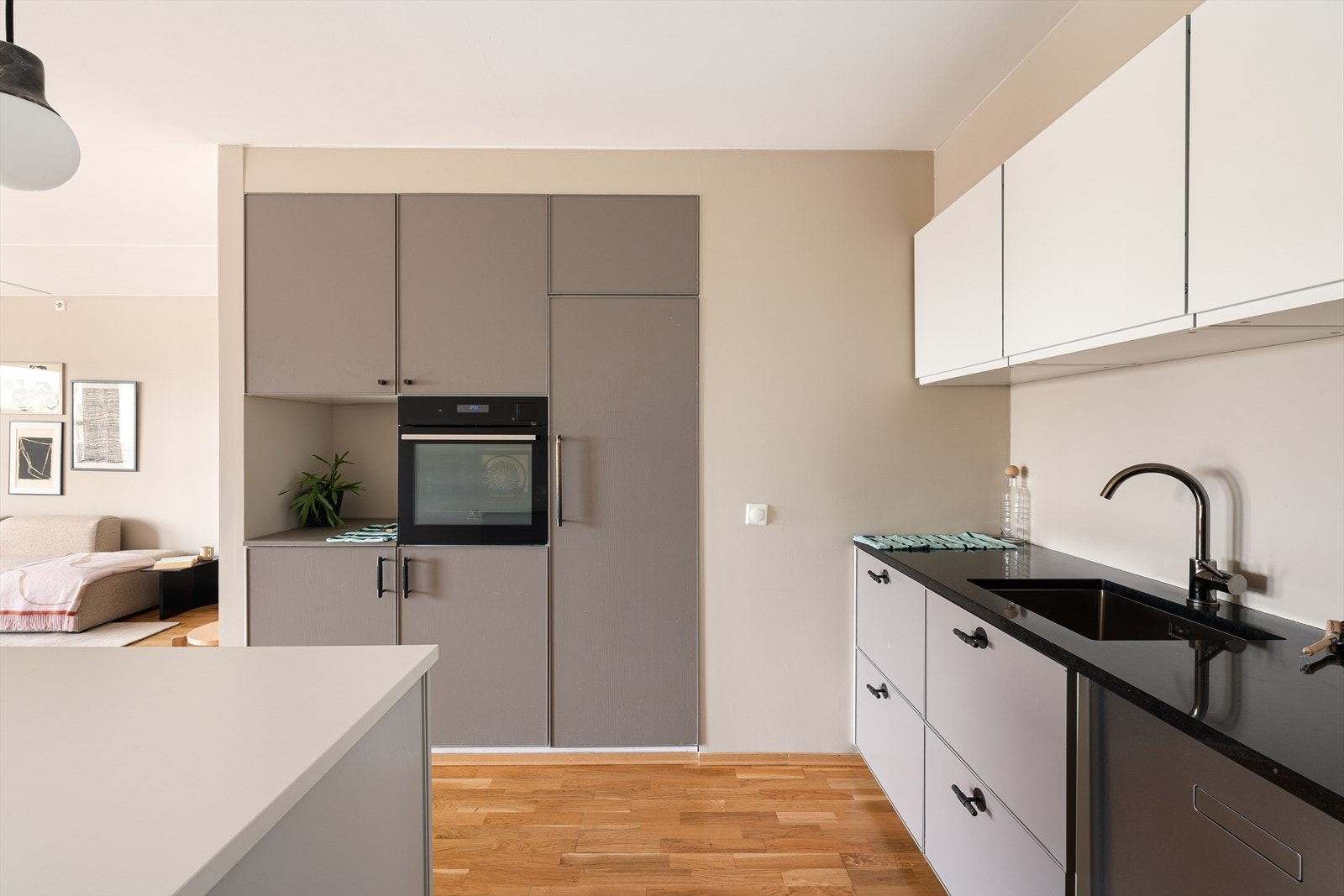 Alle nødvendige hvitevarer som kjøleskap, fryseskap, stekeovn og platetopp er inkludert. Galleribilde