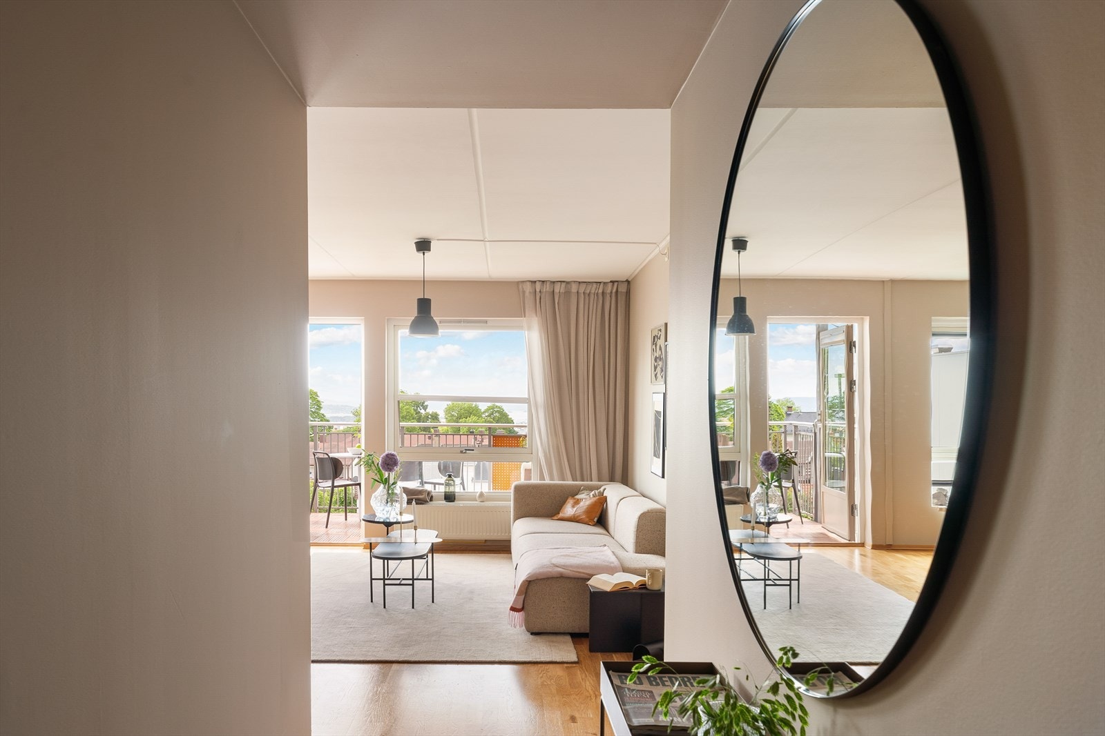 Her kommer man inn i en lys og innbydende entré med god plass til oppbevaring av tøy i egen nisje for garderobeskap. Det er allerede montert garderobeskap her. Galleribilde