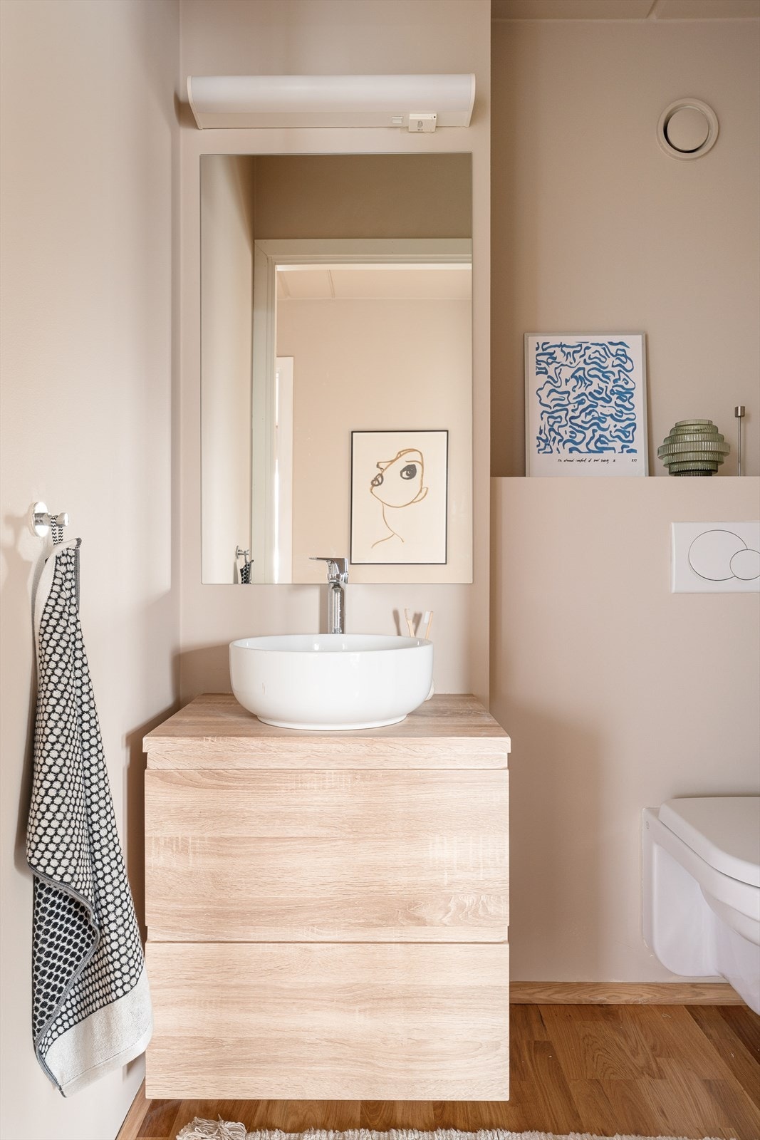 i tillegg har boligen et ekstra toalett hvor gjestene kan gå på do, Galleribilde