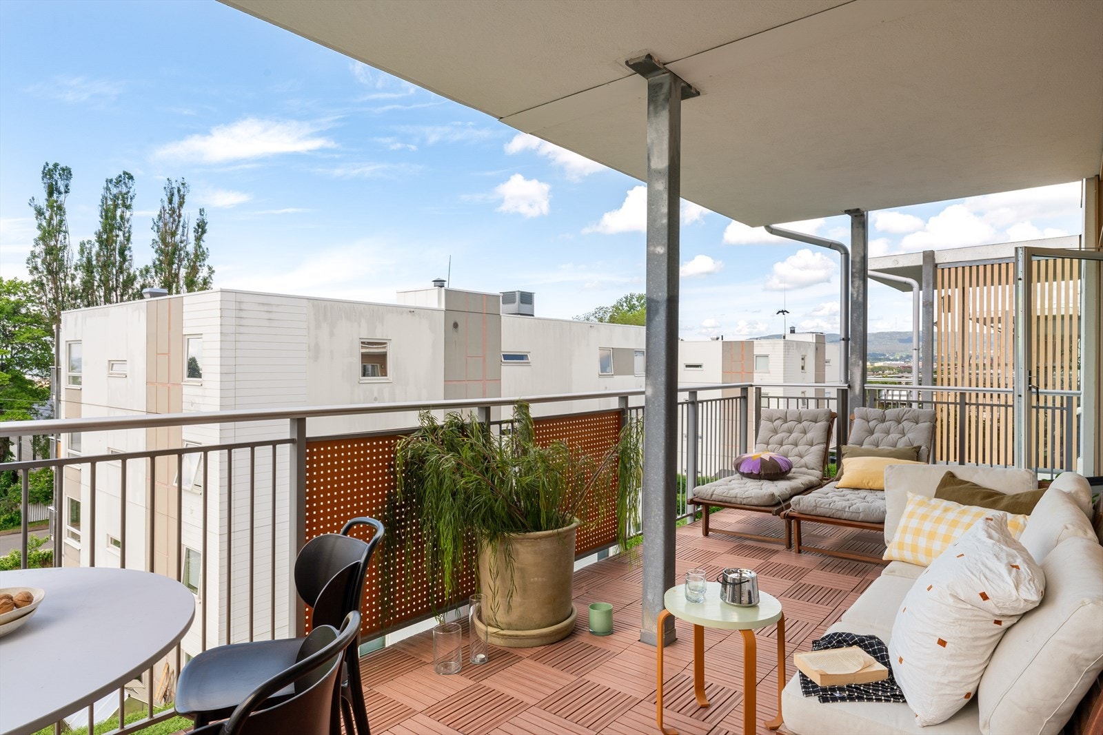 Leiligheten ligger på "kanten" av Løren/Frydenberg med en stor balkong på hele 18 kvm og gode møbleringsmuligheter. Galleribilde