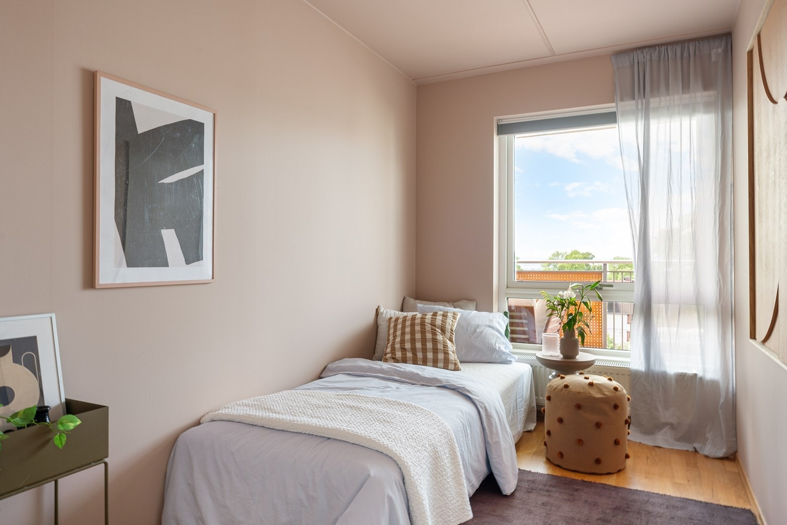 Det andre soverommet tilbyr komfortabel plass til seng og nattbord eller kontor. Galleribilde