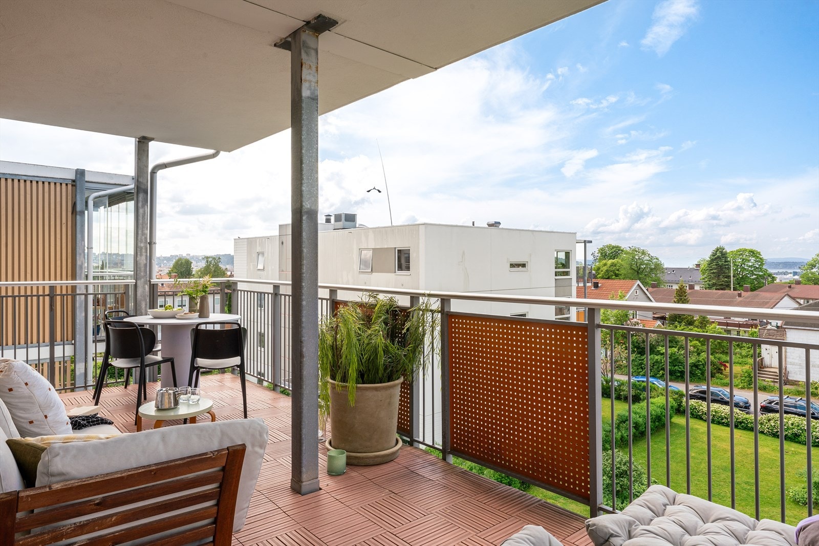 Balkongen har gode solforhold fra morgen til kveld samt lite/ingen innsyn! Galleribilde