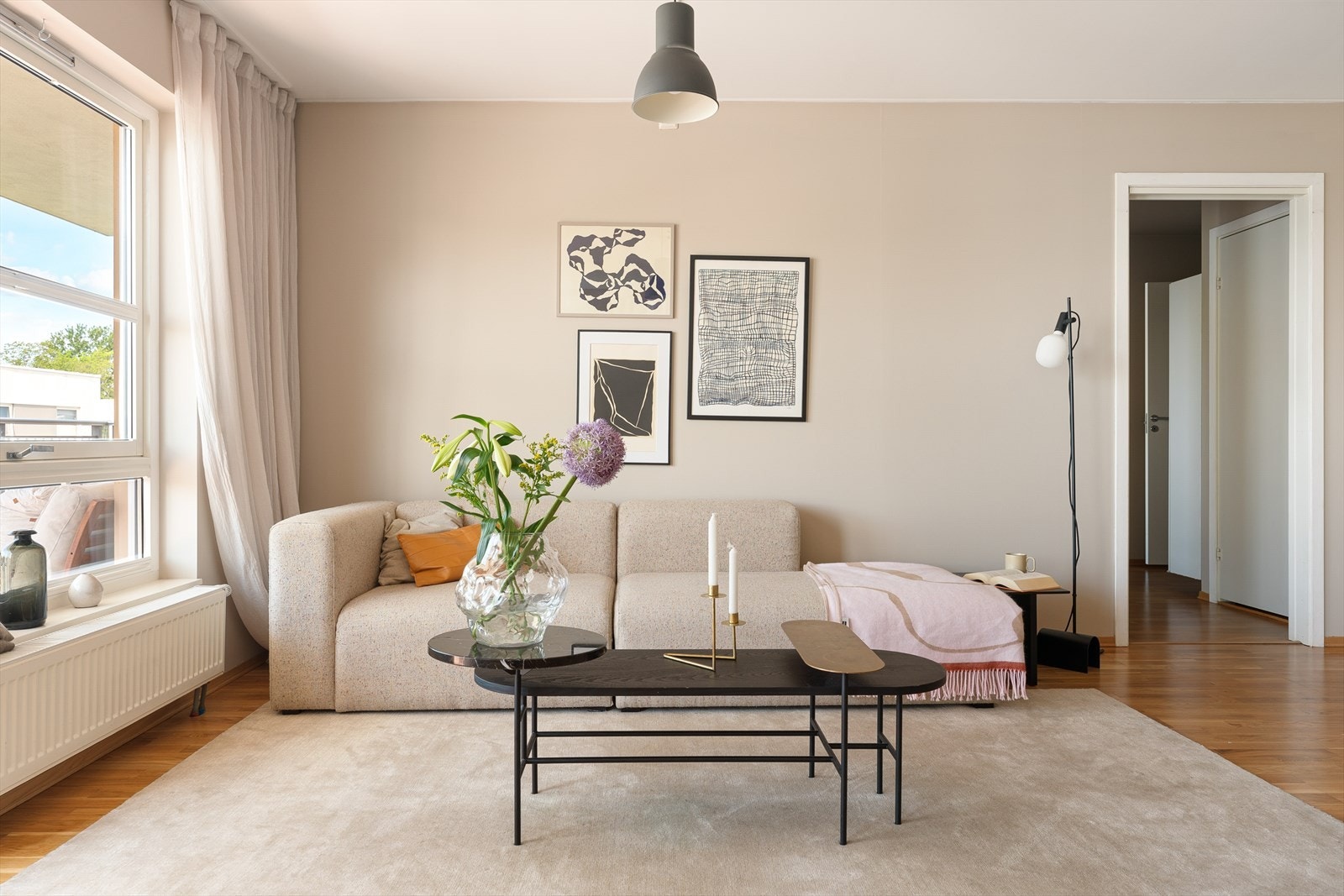 Stuen er sjeldent stor og har panoramautsikt utover byen. Galleribilde