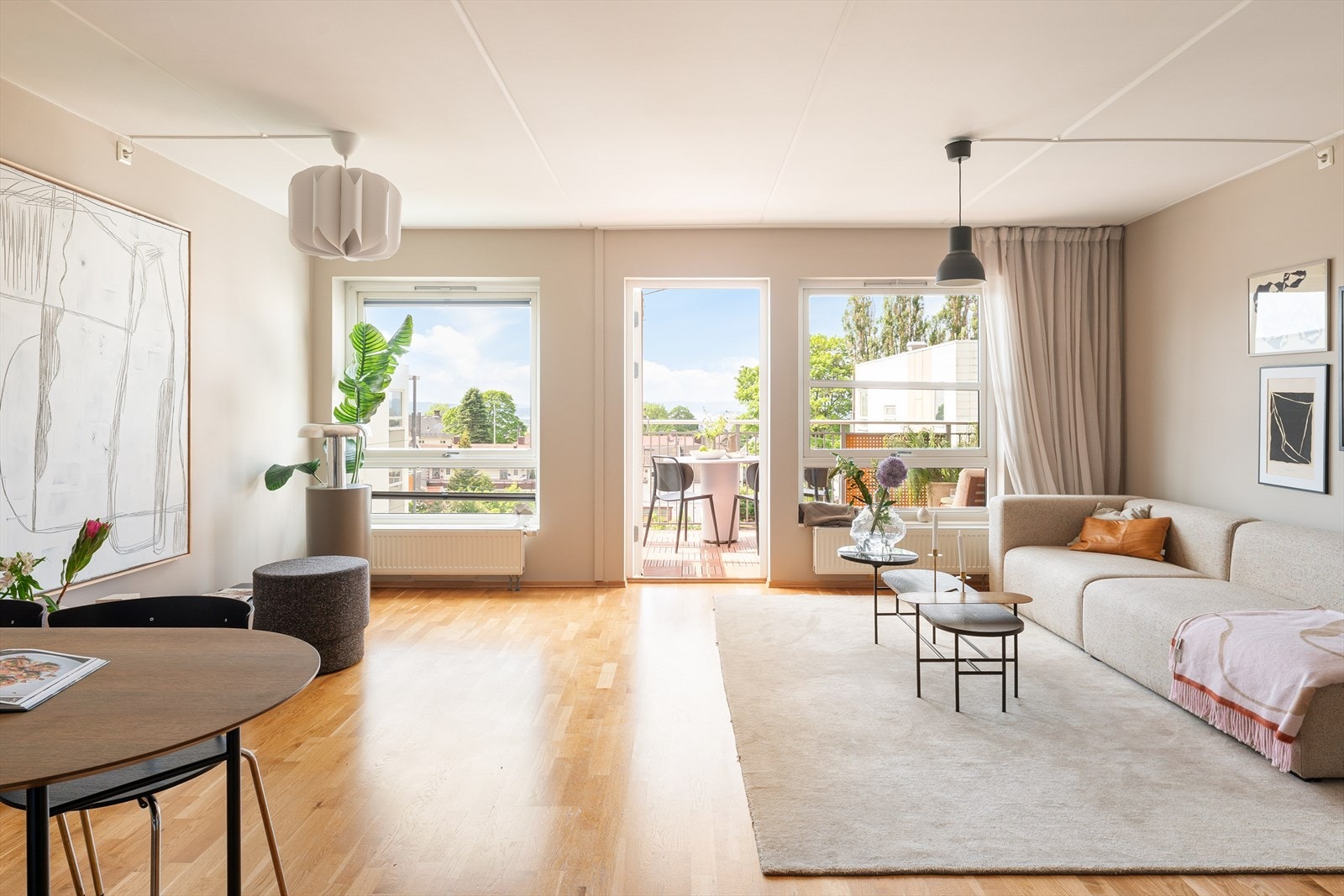 Her er det god plass til stor sofa med tilhørende møblement i tillegg til langbord på venstre side, med god plass til alle middagsgjestene. Galleribilde