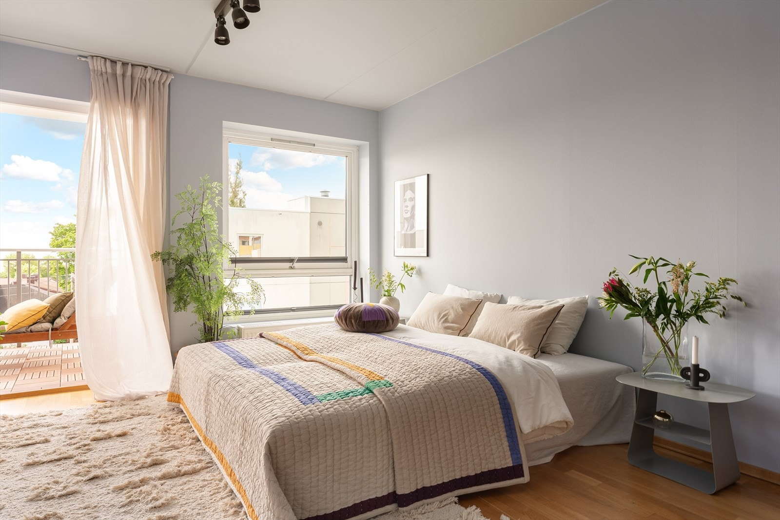 Rommet har tilgang rett ut til den store balkongen for morgenkaffen. Galleribilde