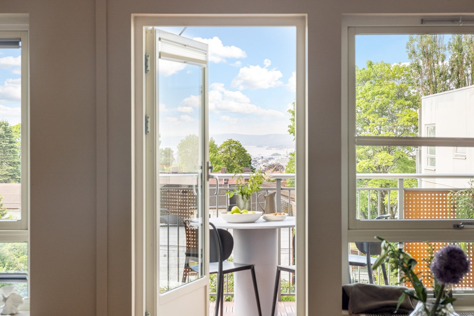 Det er to utganger til balkongen, en fra stue og en fra soverom. Galleribilde