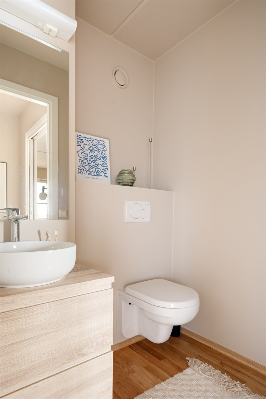 Innredningen består av en moderne servant med blandebatteri, samt et speil og lys over servanten for praktisk bruk. Galleribilde