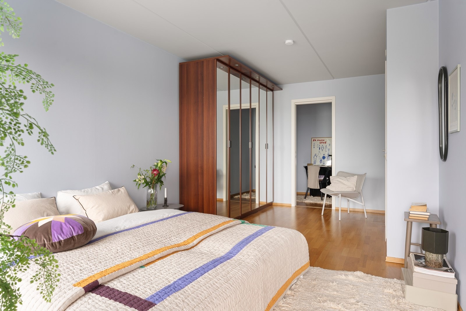 Det medfølger også skap med god plass til oppbevaring av tøy og diverse. Galleribilde