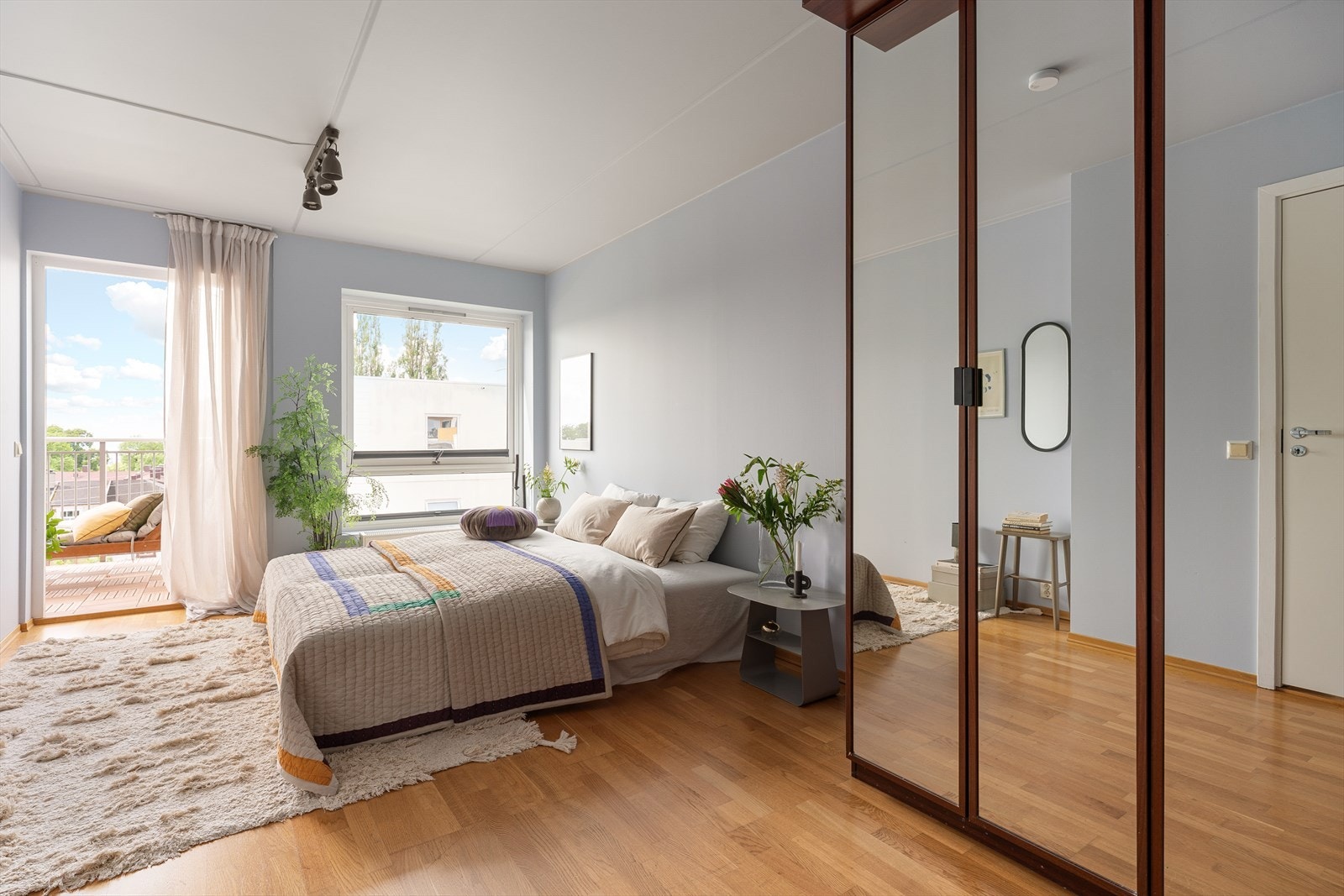 Et ekstra romslig hovedsoverom med god plass til både dobbeltseng, benk, og annen innredning om ønsket. Galleribilde