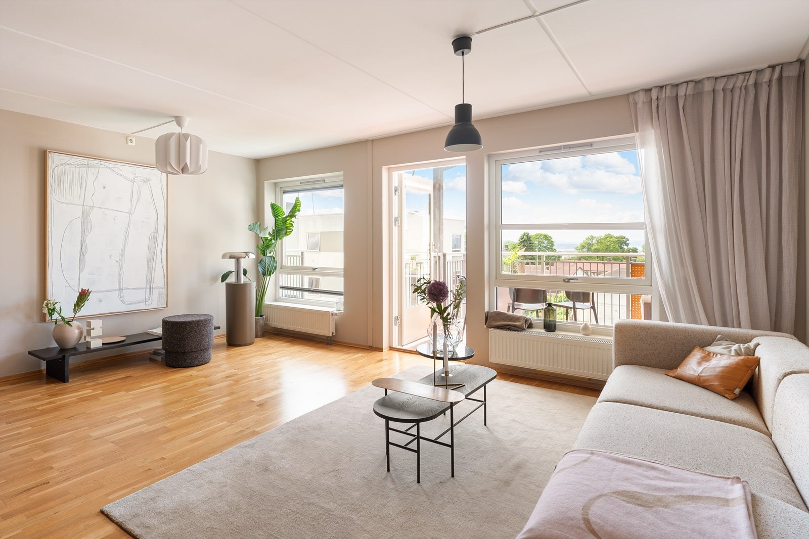 Her får du masse lys fra store vindusflater gjennom hele boligen! Galleribilde