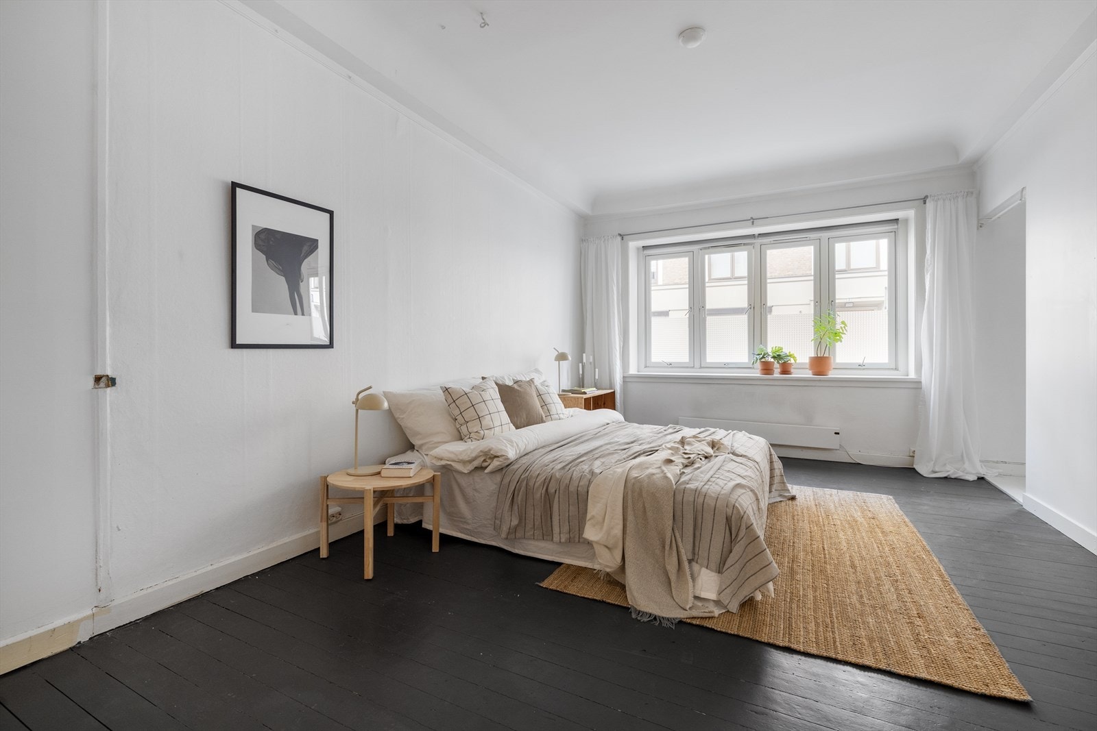 Rommet er meget romslig med god plass til seng eller spisebord. Galleribilde