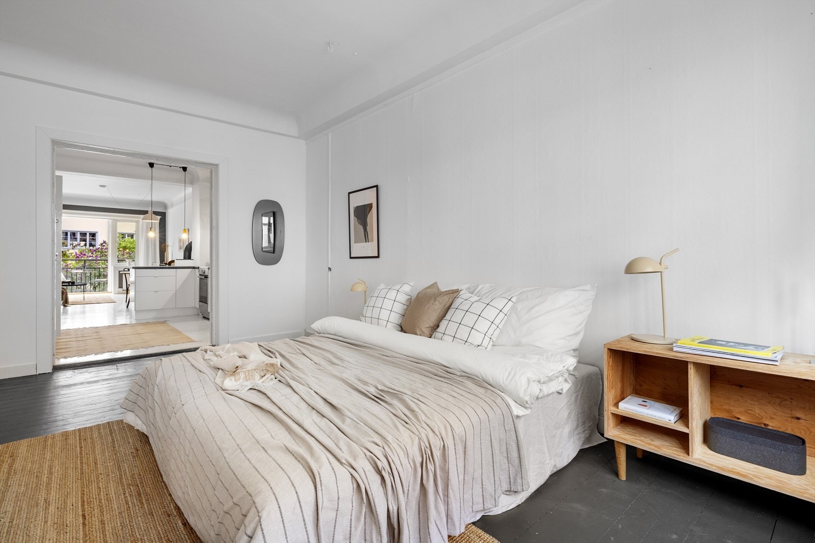 Det er godt med plass til garderobeskap i rommet. Galleribilde