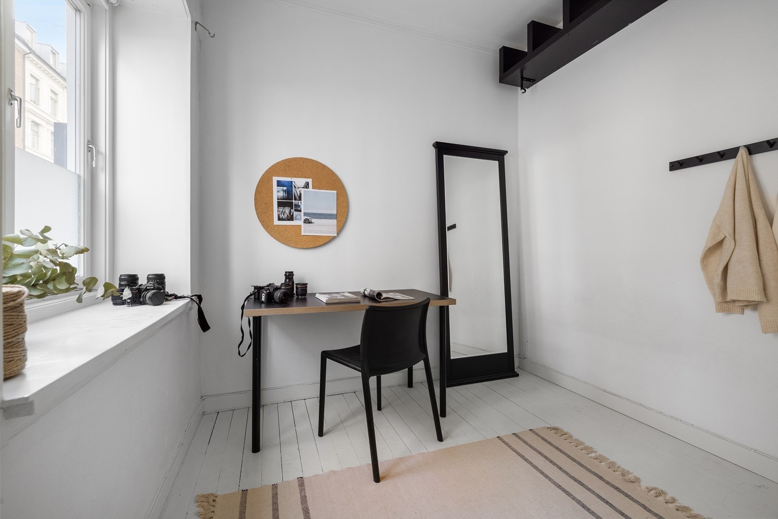 Inngang fra soverom 2 til egen walk-in eller kontor. Galleribilde