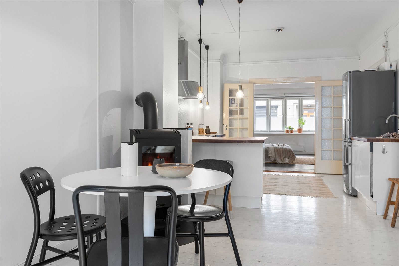 Det er plass til spisebord i tilknytning til den åpne kjøkkenløsningen. Galleribilde