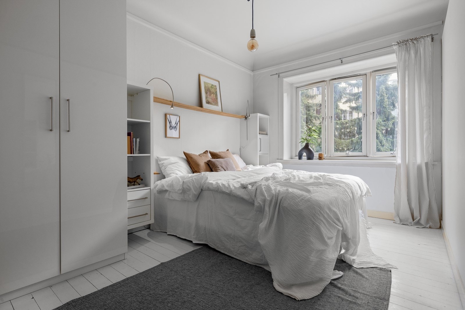 Stort soverom i hoveddelen som ligger i 2 etg. mot bakgård. Her er det plass til dobbeltseng. Galleribilde