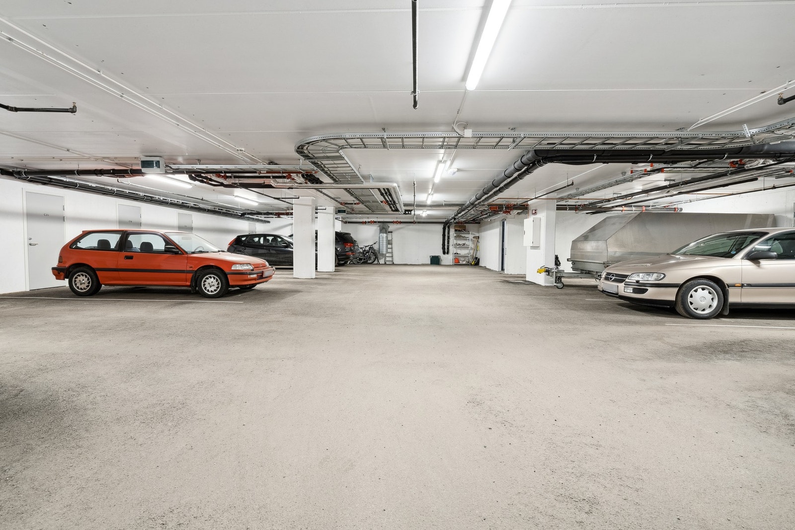 1 fast p-plass i parkeringskjeller, samt sportsbod. Galleribilde