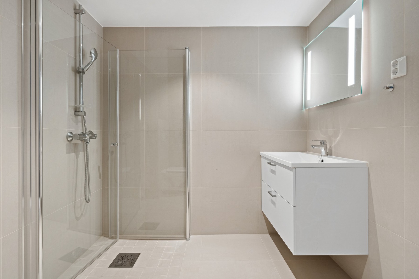 Flislagt bad med plass for øvrig innredning/oppbevaring. Galleribilde