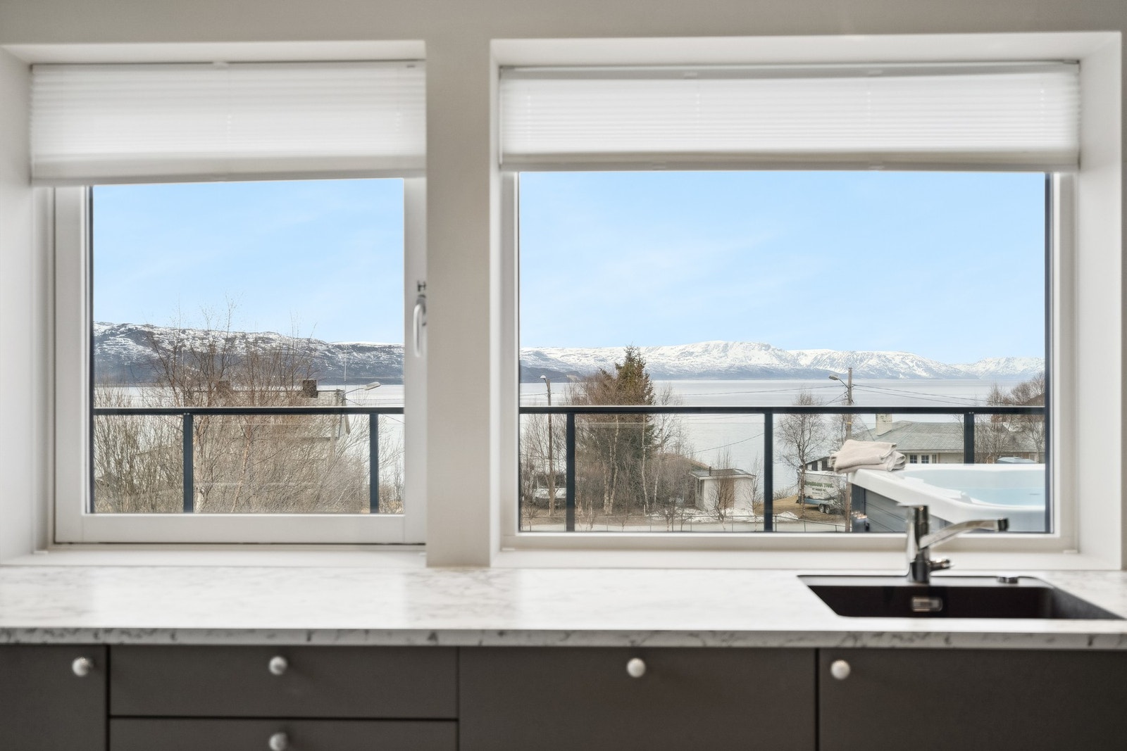 Flott utsikt fra kjøkkenet. Galleribilde