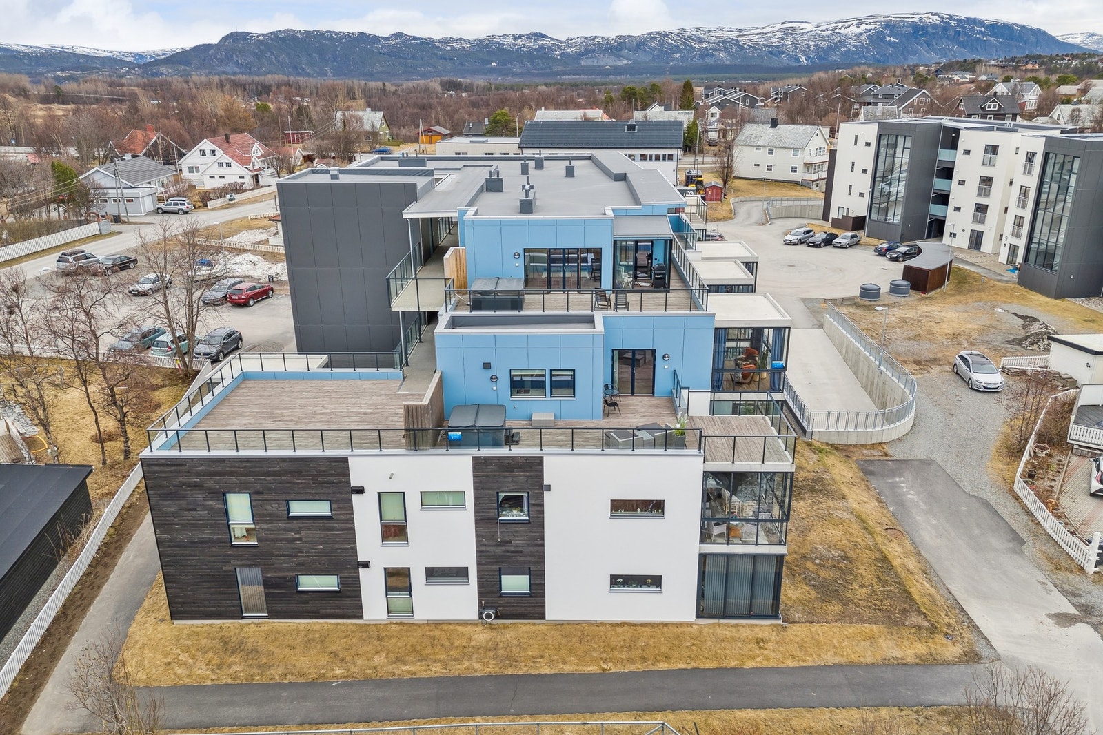 Takterrasse og vinterhage. Takterrassen til venstre er felles og kan benyttes av alle beboere. Galleribilde