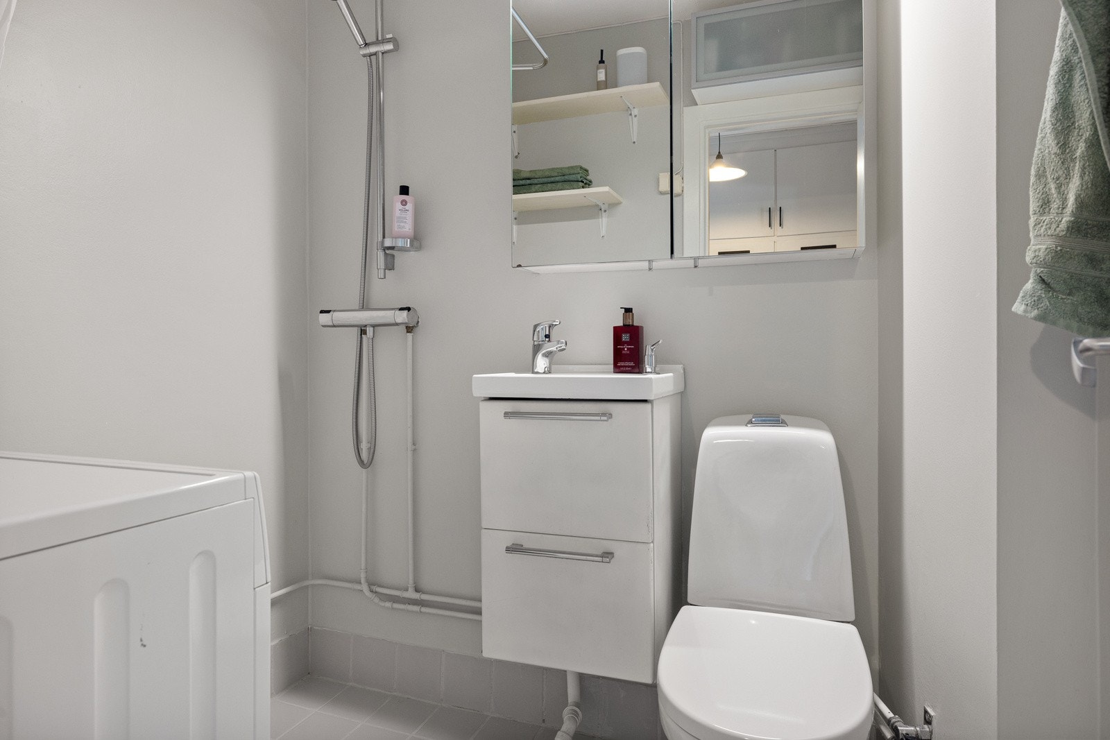 Enkel, moderne innredning og opplegg for vaskemaskin. Galleribilde