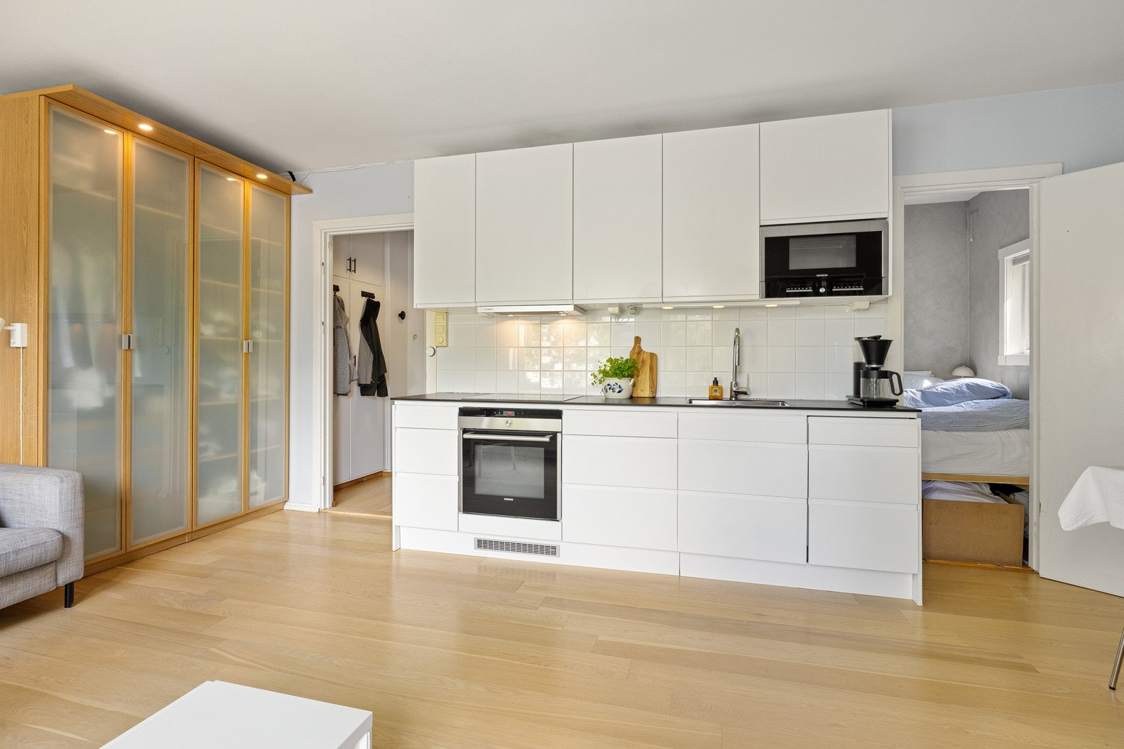 Et moderne og tidsløst kjøkken i åpen løsning. Ekstra hyggelig når man har vennegjengen på besøk! Galleribilde