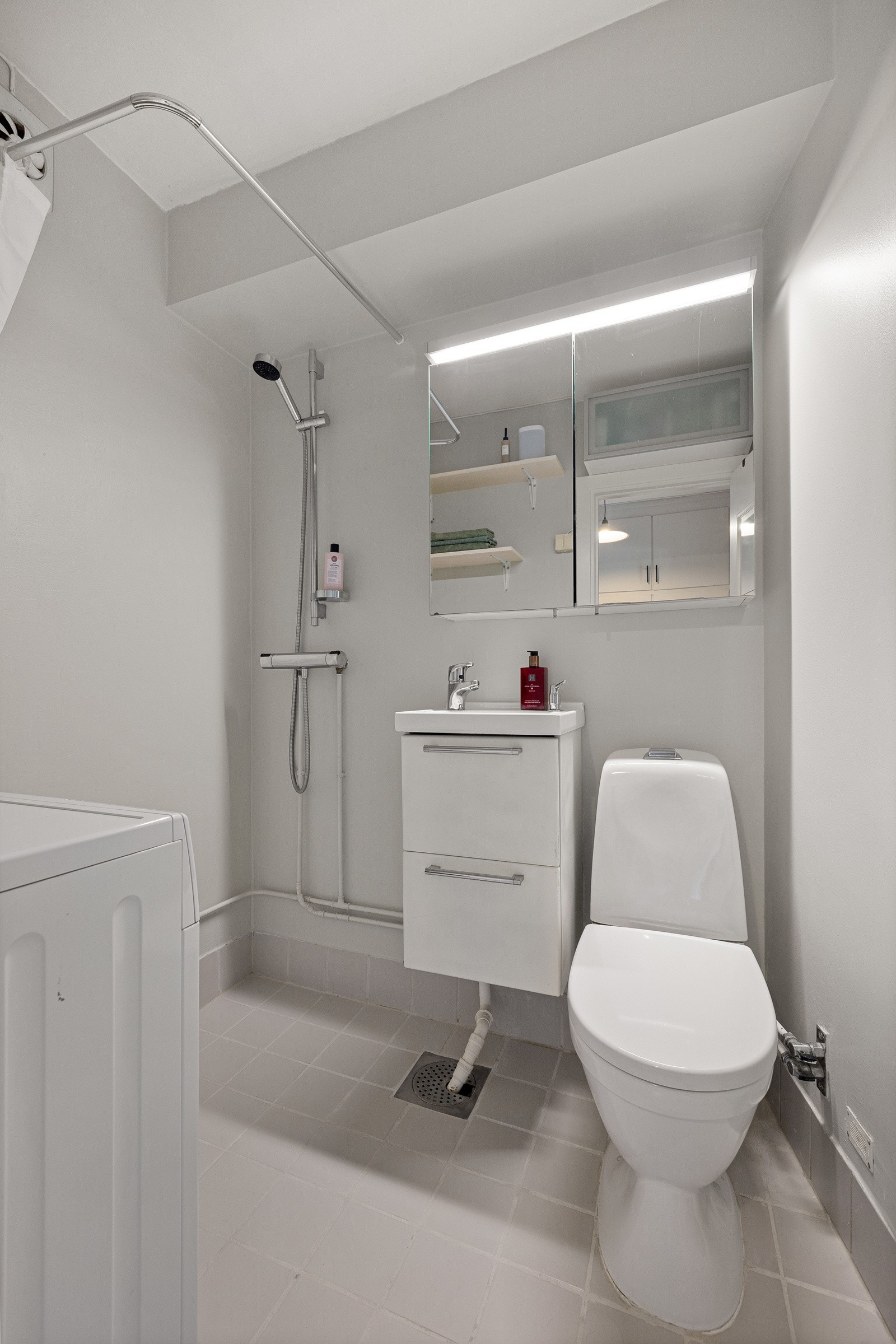 Videre har leiligheten er lyst baderom med varme i gulvet. Galleribilde