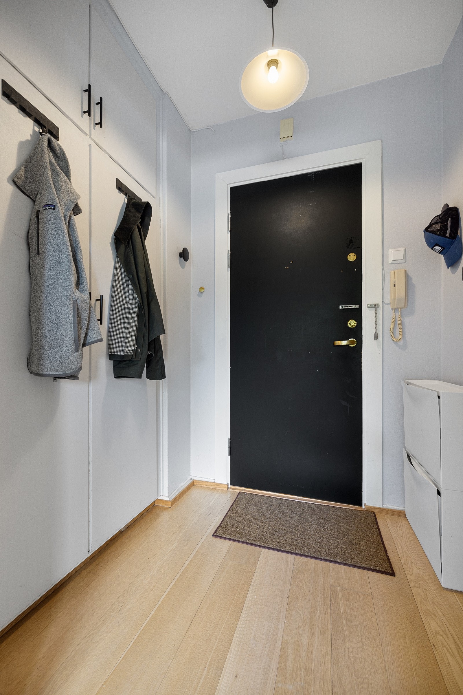 Velkommen hjem! Rikelig med skapplass i den integrerte garderobeløsningen. Galleribilde